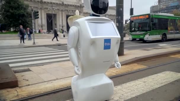 Milano Marzo 2020 Robot Cammina Strade Della Città Gente Fotografa — Video Stock