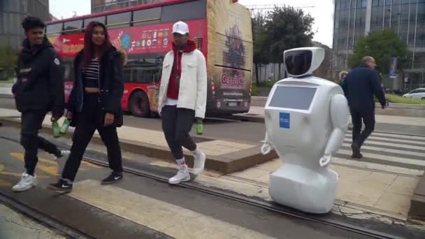 Milan Talya Mart 2020 Bir Robot Şehir Sokaklarında Yürüyor Nsanlar — Stok video