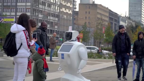 Milano Marzo 2020 Robot Cammina Strade Della Città Gente Fotografa — Video Stock