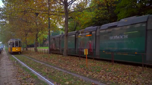 Milan Itálie Března 2020 Stará Žlutá Tramvajová Doprava Podzimní Ráno — Stock video