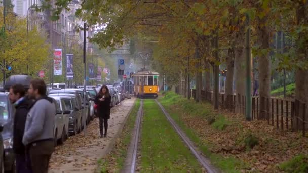 Mediolan Włochy Marca 2020 Stary Żółty Ruch Tramwajowy Jesienny Poranek — Wideo stockowe