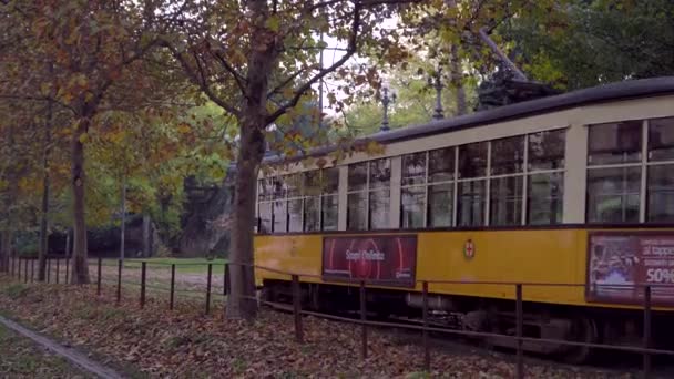 Milán Italia Marzo 2020 Antiguo Tráfico Tranvías Amarillos Mañana Otoño — Vídeos de Stock