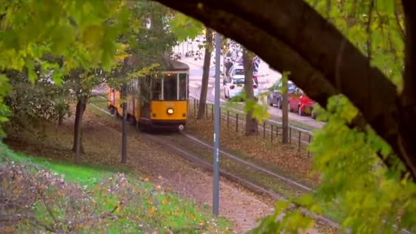 Milan Italie Mars 2020 Vieux Tramway Jaune Matin Automne Dans Séquence Vidéo Libre De Droits