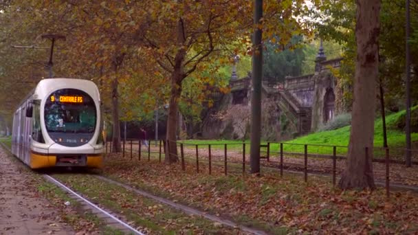 Mailand Italien März 2020 Alter Gelber Straßenbahnverkehr Herbstmorgen Der Stadt — Stockvideo