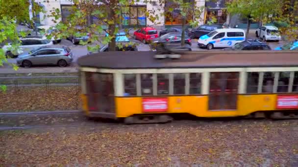 Milan Itálie Března 2020 Stará Žlutá Tramvajová Doprava Podzimní Ráno — Stock video