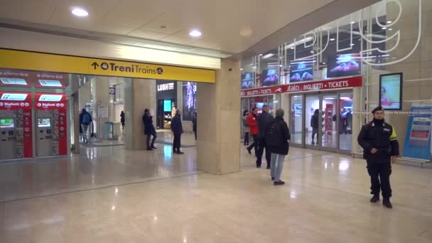 意大利米兰 2020年3月13日 意大利军队和警察在科罗纳维勒斯检疫红区中央火车站检查站佩戴保护呼吸口罩 — 图库视频影像