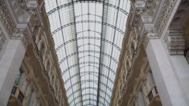 Milan, İtalya - 11 Mart 2020: koruyucu maskeli insanlar. İtalya 'daki Çin viral koronası Covid 19 paniği. Vittorio Emmanuele 2 galerisindekiler. Milano 'da karantina. Salgın hastalık. Kırmızı bölge