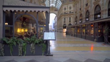 Milan, İtalya - 11 Mart 2020: koruyucu maskeli insanlar. İtalya 'daki Çin viral koronası Covid 19 paniği. Vittorio Emmanuele 2 galerisindekiler. Milano 'da karantina. Salgın hastalık. Kırmızı bölge