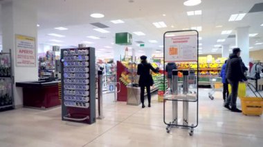 Milan, İtalya - 17 Mart 2020: Market veya süpermarket. Maskeli insanlar yiyecek alır. Virüsün tacından karantina. Kapalı şehir. Ürünlerle dolu raflar. Beslenme.