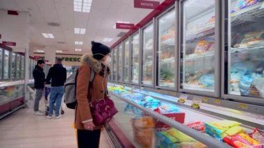 Milan, İtalya - 13 Mart 2020: Market veya süpermarket. Maskeli insanlar yiyecek alır. Virüsün tacından karantina. Kapalı şehir. Ürünlerle dolu raflar. Beslenme.