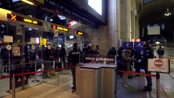 ミラノ イタリア 2020年3月13日 隔離された赤いゾーンコロナウイルスの中央鉄道駅のチェックポイントで保護呼吸マスクのイタリア軍と警察官 — ストック動画