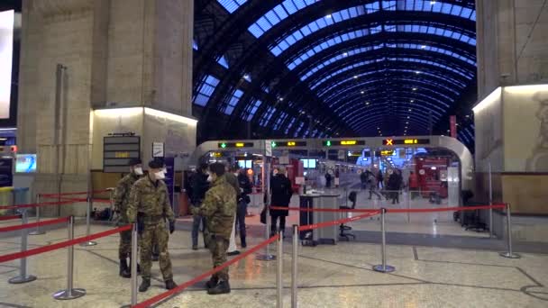 Milano Marzo 2020 Militari Poliziotti Italiani Maschere Respiratorie Protettive Posto — Video Stock