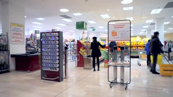 Mediolan Włochy Marca 2020 Sklep Spożywczy Lub Supermarket Zamaskowani Ludzie — Wideo stockowe