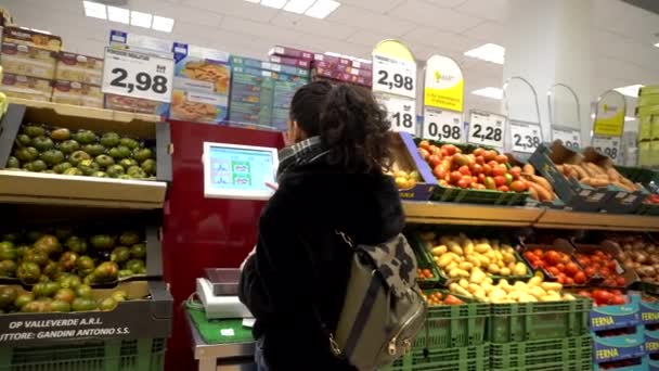 ミラノ イタリア 2020年3月13日 食料品店やスーパーマーケット 仮面の人は食べ物を買う ウイルスの冠からの隔離 閉鎖都市だ 製品と棚 — ストック動画