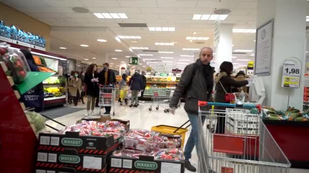 Mediolan Włochy Marca 2020 Sklep Spożywczy Lub Supermarket Zamaskowani Ludzie — Wideo stockowe