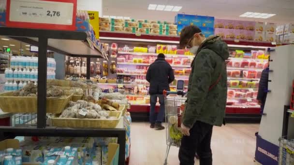 Милан Италия Марта 2020 Продуктовый Магазин Супермаркет Люди Масках Покупают — стоковое видео