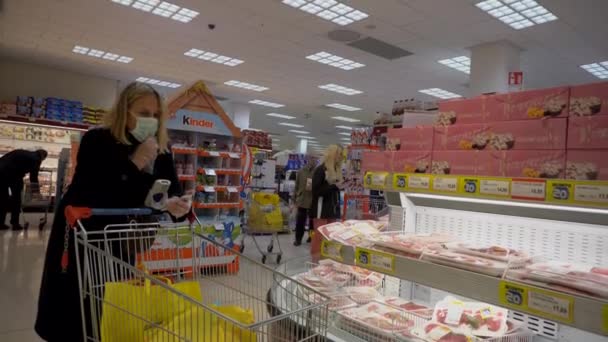 Milão Itália Março 2020 Mercearia Supermercado Pessoas Mascaradas Compram Comida — Vídeo de Stock