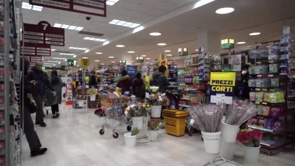 Milano Marzo 2020 Negozio Alimentari Supermercato Persone Mascherate Comprano Cibo — Video Stock