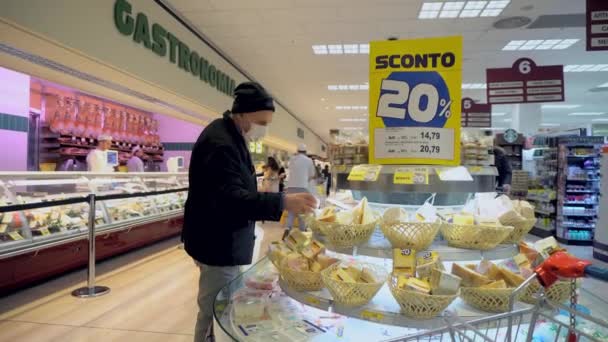 Milan Itálie Března 2020 Obchod Potravinami Nebo Supermarket Maskovaní Lidé — Stock video