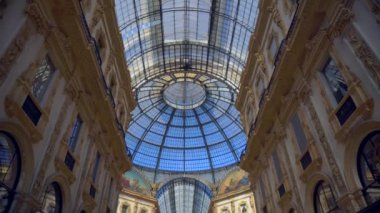Milan, İtalya - 12 Mart 2020: koruyucu maskeli insanlar. İtalya 'daki Çin viral koronası Covid 19 paniği. Vittorio Emmanuele 2 galerisindekiler. Milano 'da karantina. Salgın hastalık. Kırmızı bölge