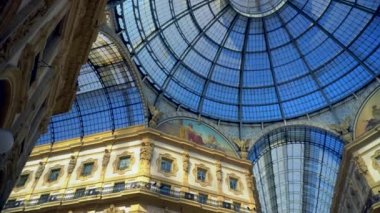 Milan, İtalya - 23 Mart 2020: koruyucu maskeli insanlar. İtalya 'daki Çin viral koronası Covid 19 paniği. Vittorio Emmanuele 2 galerisindekiler. Milano 'da karantina. Salgın hastalık. Kırmızı bölge