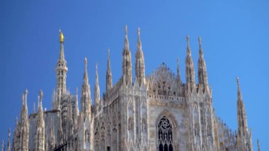 Milano Katedrali ya da Duomo di Milano Katedrali ve galerinin önündeki sokak lambaları Piazza del Duomo 'daki Victor Emmanuel II' ye aittir. Helyumlu balonlar. Gotik tapınağın üzerinde akşam gökyüzü. Mimarlık