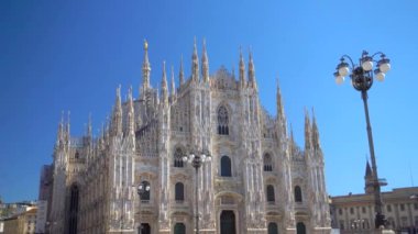 Milano Katedrali ya da Duomo di Milano Katedrali ve galerinin önündeki sokak lambaları Piazza del Duomo 'daki Victor Emmanuel II' ye aittir. Helyumlu balonlar. Gotik tapınağın üzerinde akşam gökyüzü. Mimarlık