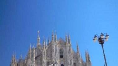 Milano Katedrali ya da Duomo di Milano Katedrali ve galerinin önündeki sokak lambaları Piazza del Duomo 'daki Victor Emmanuel II' ye aittir. Helyumlu balonlar. Gotik tapınağın üzerinde akşam gökyüzü. Mimarlık