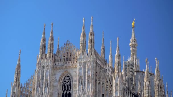 米兰主教座堂 Cathedral Milan 或米兰多摩主教座堂 Duomo Milano 以及画廊前的路灯 至多摩广场维克多 伊曼纽尔 Victor — 图库视频影像