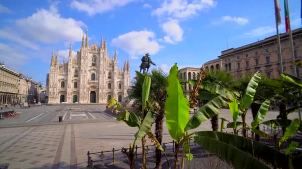ミラノ イタリア 2020年3月17日 大聖堂の前に空の広場 イタリアの中国のウイルスコロナCovid 19からのパニック 空の通り 隔離だ パンデミックだ 広場のピジョン — ストック動画