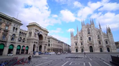 Milan, İtalya - 20 Mart 2020: Katedralin önündeki boş meydan. İtalya 'daki Çin viral koronası Covid 19 paniği. Boş sokaklar. Karantinaya alın. Salgın. Meydandaki güvercinler. Piazza Duomo 'da. Çöl Şehri