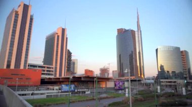 Milan, İtalya, 20 Mart 2020: Milano 'da Covid19' dan şehrin ıssız sokakları. Porta Nova 'nın yeni iş merkezi Milano' da modern mimari. Avrupa. Lombardia. 