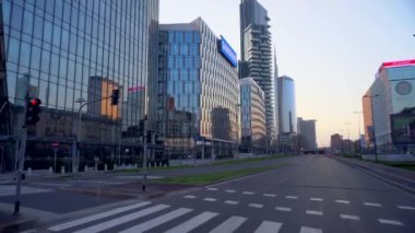 Milan, İtalya, 20 Mart 2020: Milano 'da Covid19' dan şehrin ıssız sokakları. Porta Nova 'nın yeni iş merkezi Milano' da modern mimari. Avrupa. Lombardia. 