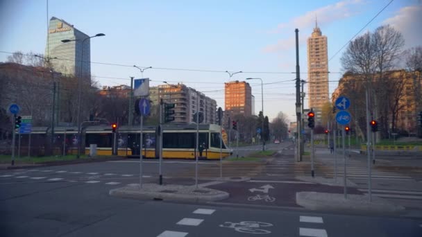 Milaan Italië April 2020 Verlaten Straten Van Stad Tijdens Quarantaine — Stockvideo