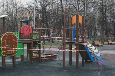 29 Mart 2020 'de Moskova' da covid-19 virüsünün küresel karantinası sırasında çocukların oyun alanı kapatıldı.