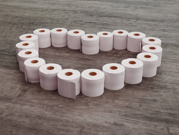 木製の背景にトイレットペーパーのロールの心 3Dイラスト — ストック写真