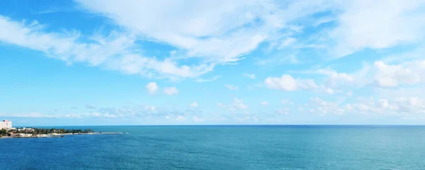 Похмуре Блакитне Небо Залишає Горизонт Над Синьою Поверхнею Моря — стокове фото