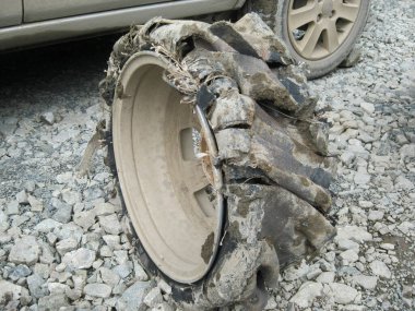 Piercingli tekerlek ezilmiş taşla gitti. Lastik patlamış, tekerlek patlamış, birkaç dakika sürmüş.