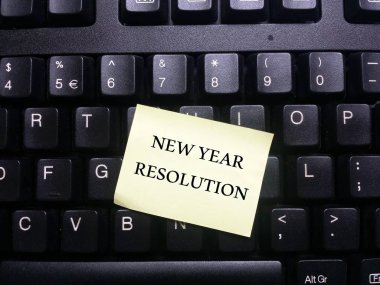 Klavyede yapışkan notlar