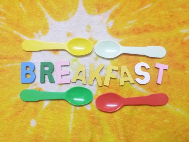 Renkli kaşıklar ve alfabe