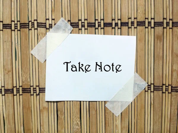 Bambu mat notu ile beyaz kağıt