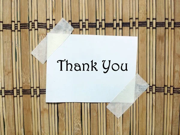 Bambu mat notu ile beyaz kağıt