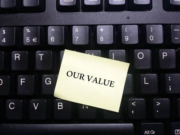 Klavyede yapışkan notlar