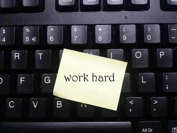 Klavyede yapışkan notlar