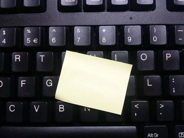 Klavyede yapışkan notlar