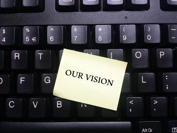 Klavyede yapışkan notlar