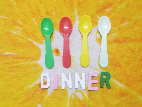 Renkli kaşıklar ve alfabe