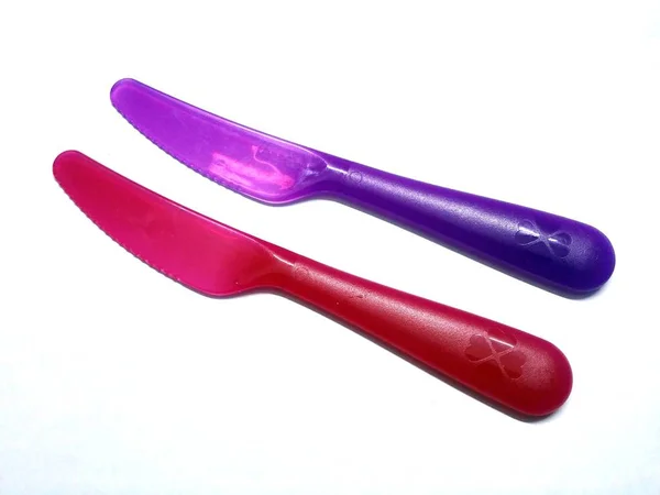 Beyaz arka plan üzerinde plastik bıçak