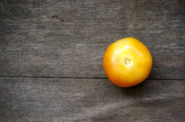 Bir domates ahşap tahta üzerinde görüntü