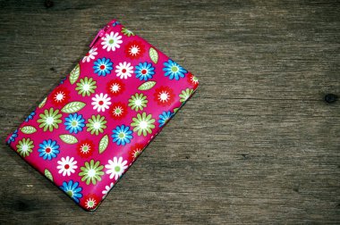 Bir renkli torba ya da çanta ahşap tahta üzerinde